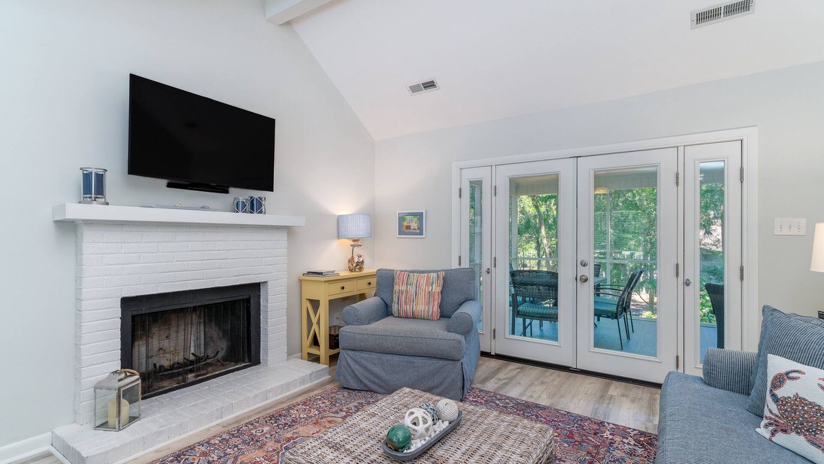 Tarpon Pond House | Wonderful 2BR+Loft Cottage! Close to Beach! Screened Porch w/Wooded Views! Amenity Cards!