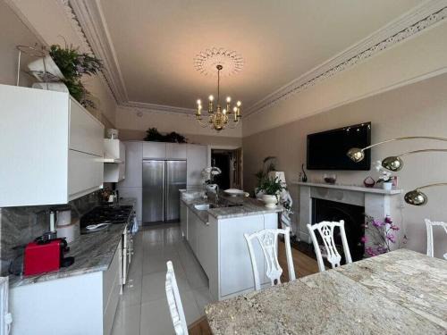 North West Apartment | Wonderful 3 Bed West End Flat