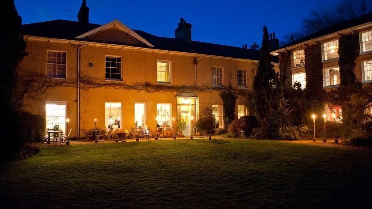 Wellington House | Wonderful big house for 31. 15 bedrooms, 10 bathrooms, games room, hot tub, party room, large dining