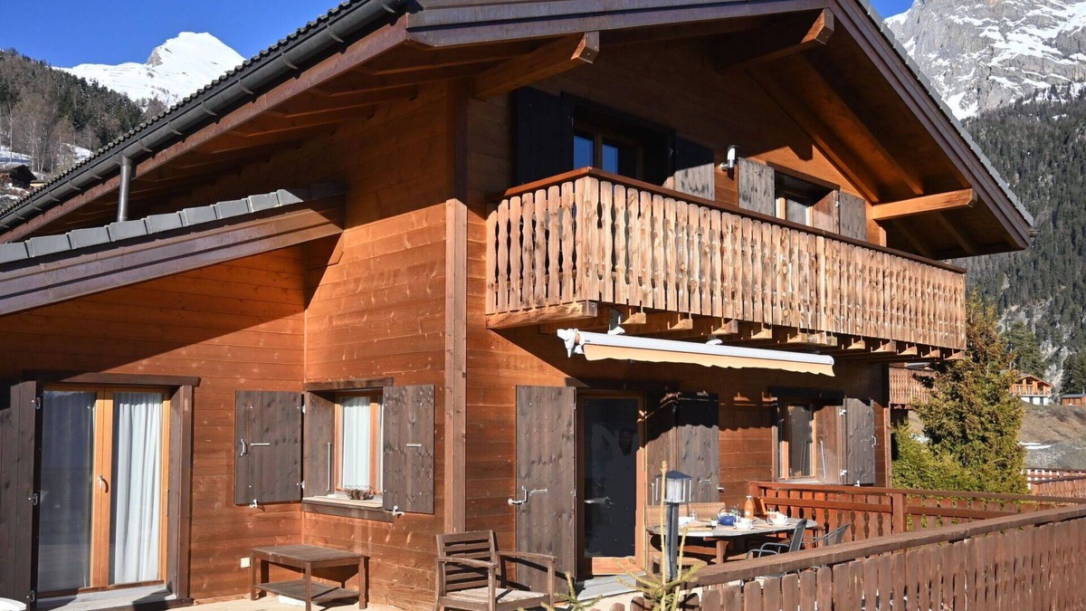 Chamoson House | Wonderful private villa for 8 people with WIFI, TV, terrace, pets allowed and parking