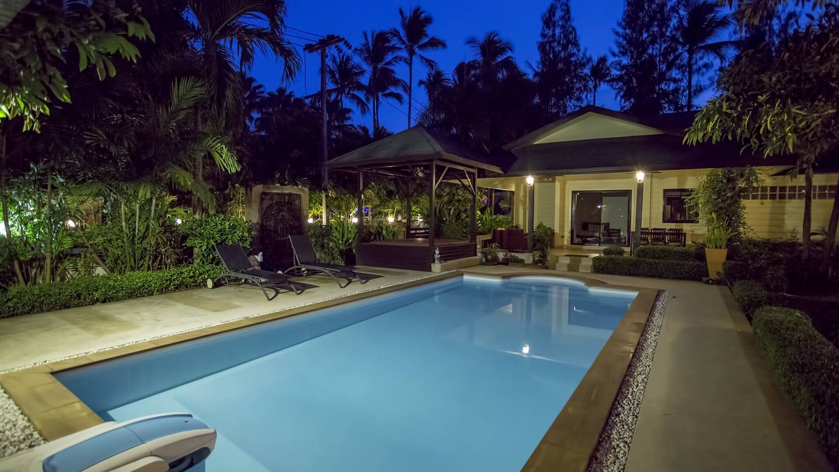 Hua Thanon Villa | Wonderful Family Garden Villa, very close to the beach, private and spacious.