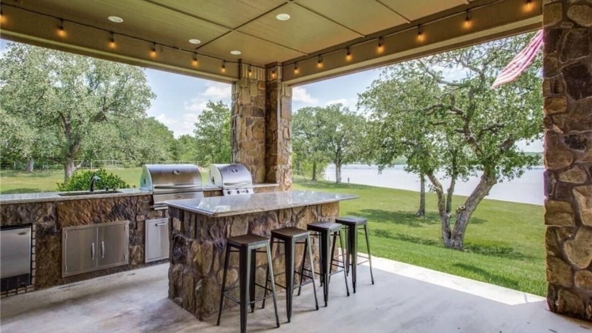 Nocona House | Wonderful Family-sized Lake House!