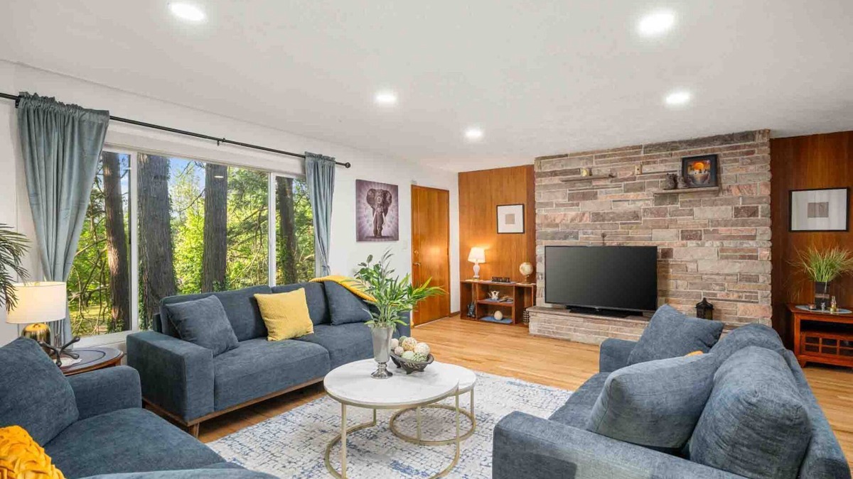 Gresham House | Wonderful Forested Retreat, Next to Park, Pet Friendly, Game Room, Pool Table, Fire-Pit, on 2 Acres