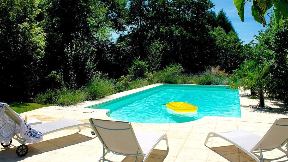 Saint-Sulpice-les-Feuilles House | Wonderful private villa with WIFI, hot tub, private pool, TV, patio, pets allowed and parking