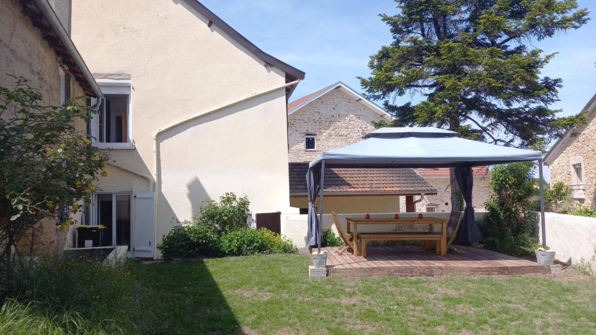 Villemoirieu House | Wonderful Holiday Home Gite des Pleiades