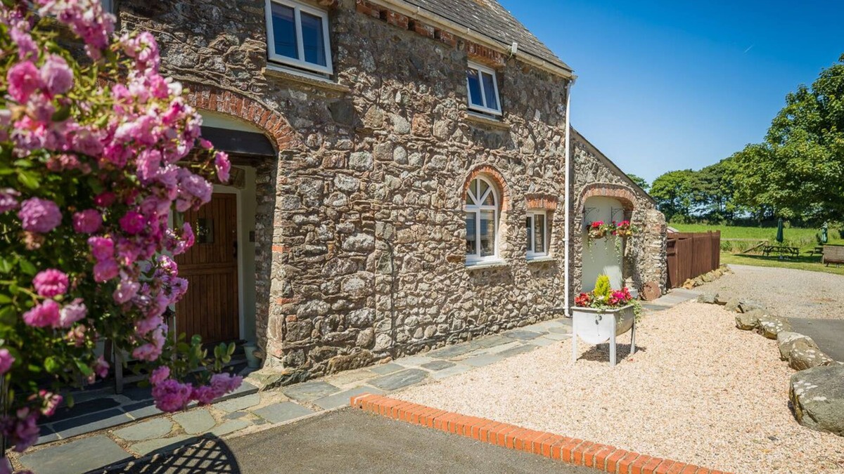 Haverfordwest Cottage | Wonderful holiday cottage, peaceful location with indoor heated swimming pool