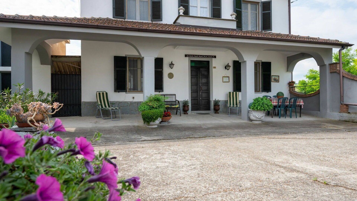 Vigliano d'Asti House | Wonderful private villa for 6 guests with terrace, pets allowed and parking