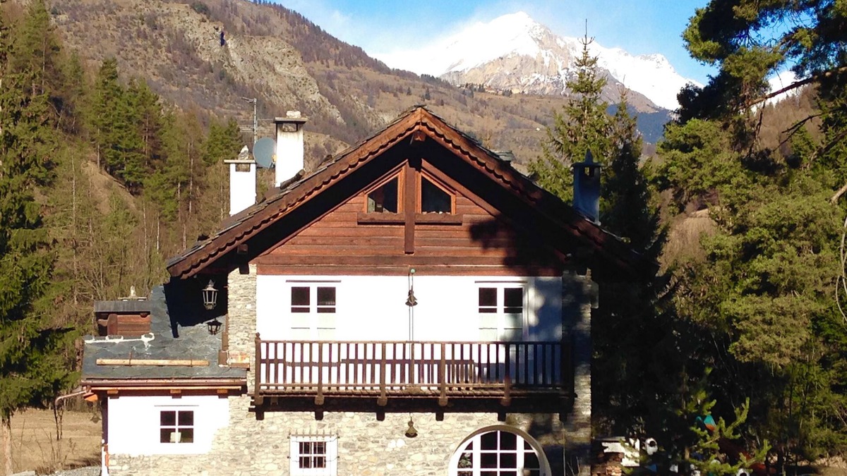 Cesana Torinese Cabin | Wonderful large Chalet surrounded by greenery 10 min from the village. Wifi and comfort.