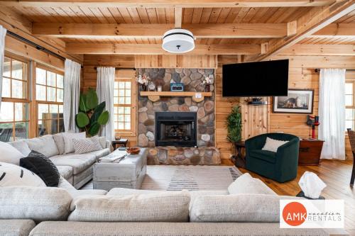 Saugatuck House | Wonderful Log Cabin near private beach and lake access