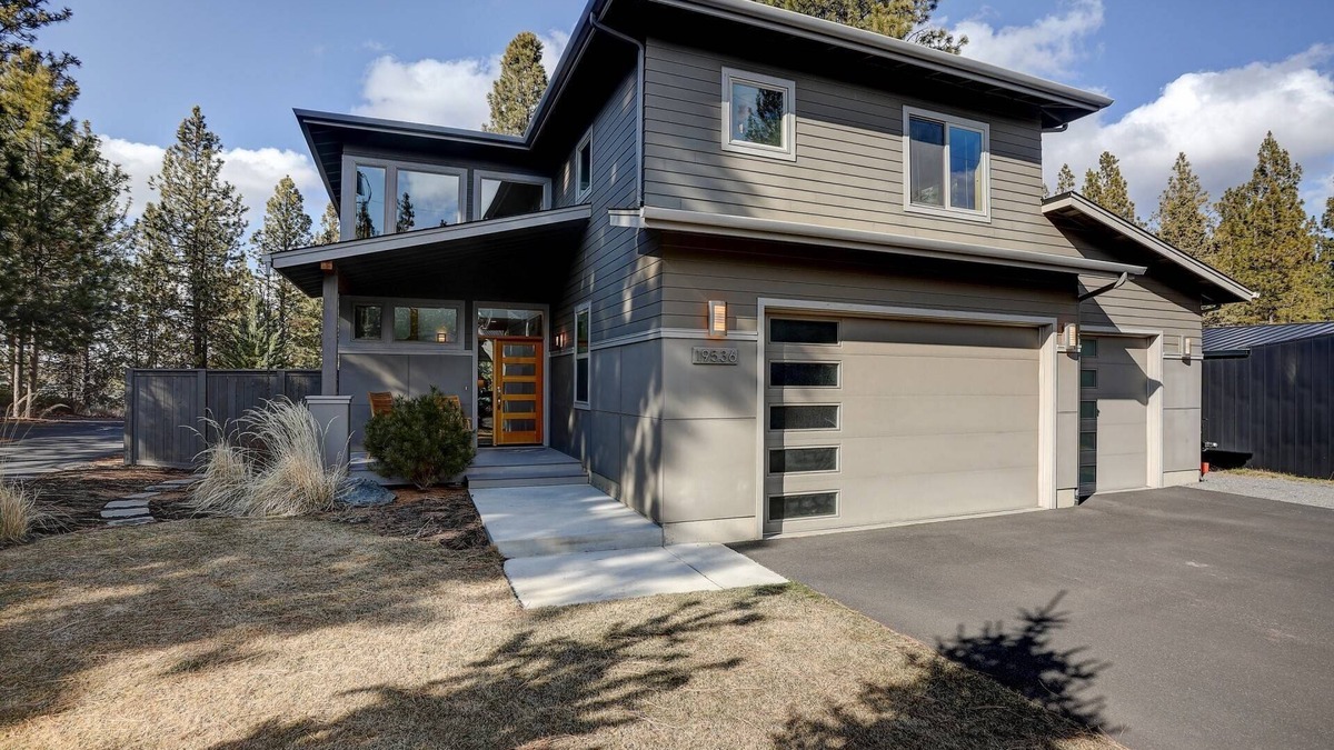 Westbrook Meadows House | Wonderful Modern Gem Near Trails & Mt Bachelor, Huge Deck, Hot Tub, Fireplace Gourmet Kitchen