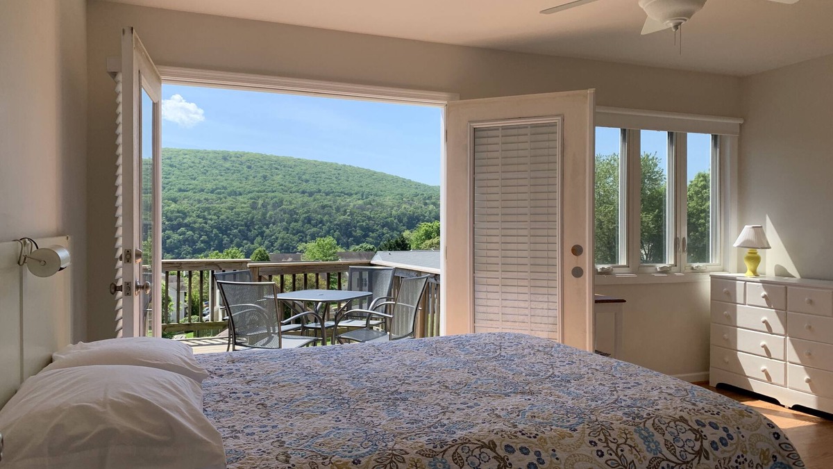 Bolivar House | Wonderful Mountain Views. Walk to Rivers, Parks, Restaurants and Shops.