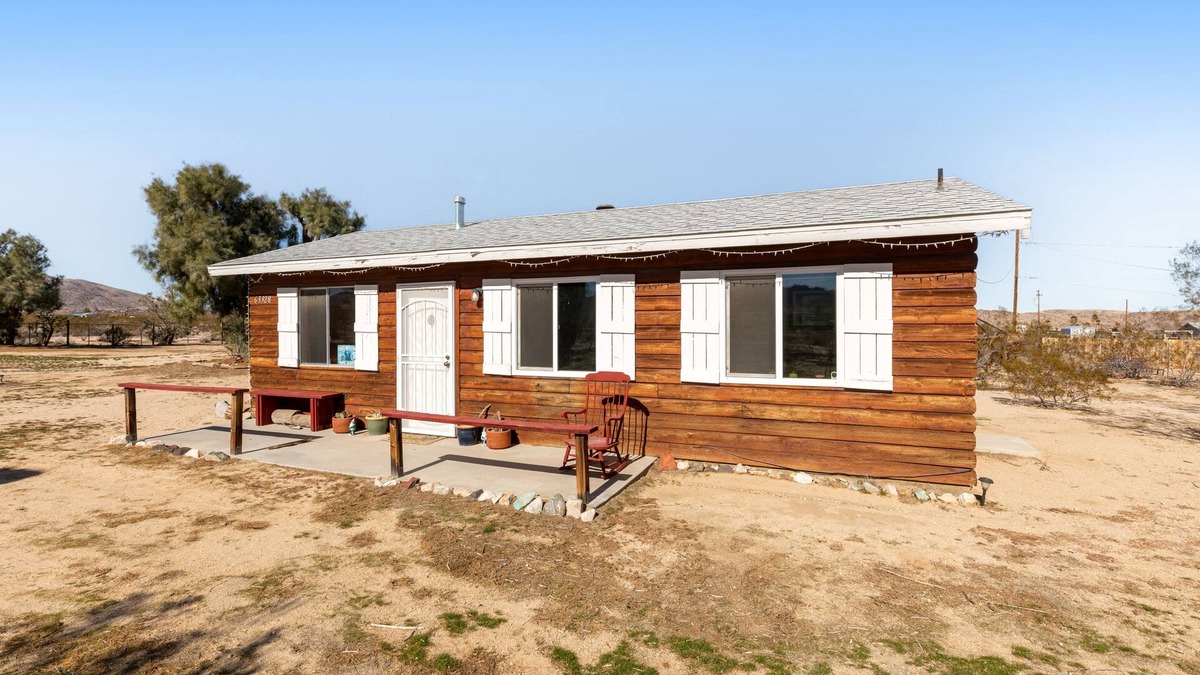 Joshua Tree Cabin | Wonderful mountain view dog-friendly cabin with firepit, patio, & enclosed yard