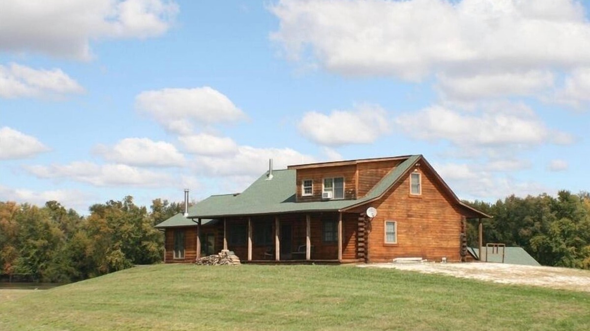 Glencoe House | Wonderful Oak Log Home on the Mississippi River