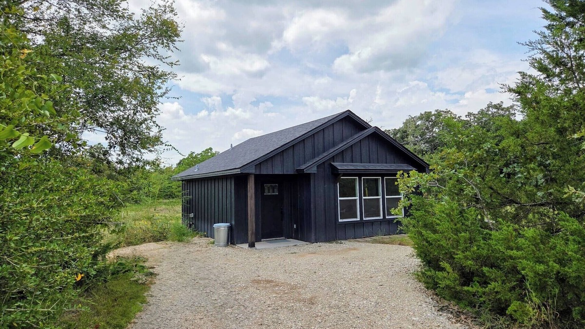Wellborn Cottage | Wonderful pondview cottage with AC in College Station