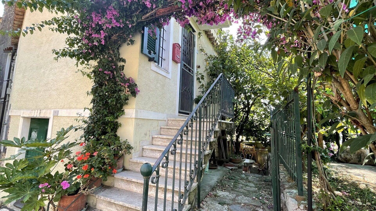 Ranzi House | Wonderful private villa for 4 guests with WIFI, TV, patio, pets allowed, panoramic view and park.