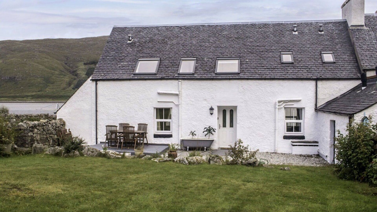 Breakish House | Wonderful private villa for 6 people with WIFI, TV, patio and pets allowed