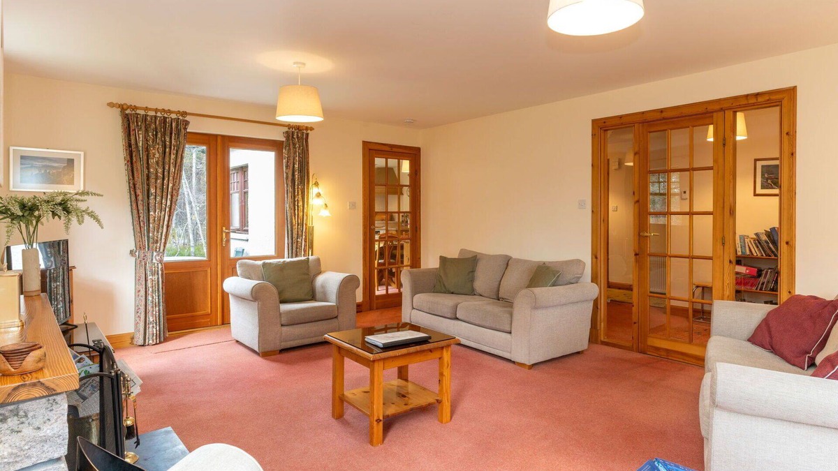 Nethy Bridge Villa | Wonderful private villa for 8 people with WIFI, TV, patio and parking