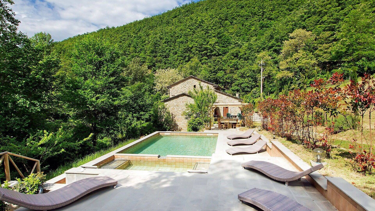 Sansepolcro Villa | Wonderful private villa for 15 guests with hot tub, WIFI, private pool, TV, patio and pets allowed