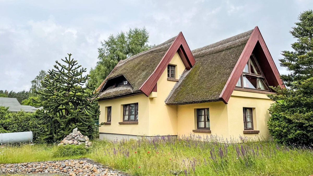 Gristow House | Wonderful private villa for 4 guests with WIFI, TV, terrace and parking