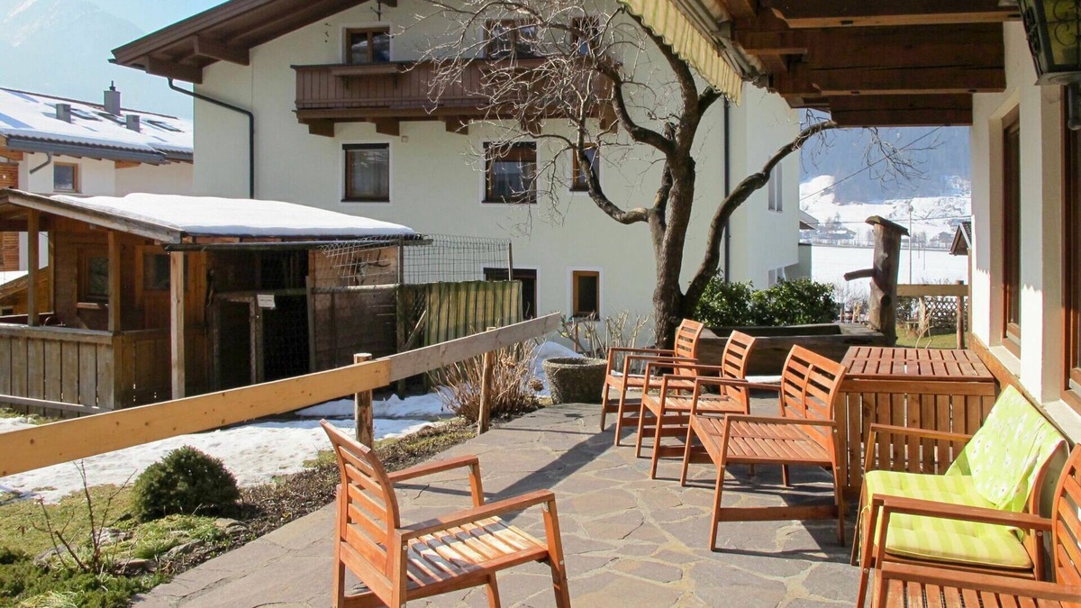 Eckartau House | Wonderful private villa for 20 guests with WIFI, TV, terrace and parking