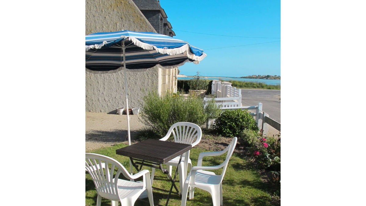 Plounevez-Lochrist House | Wonderful private villa for 3 guests with WIFI, TV, terrace, pets allowed and parking