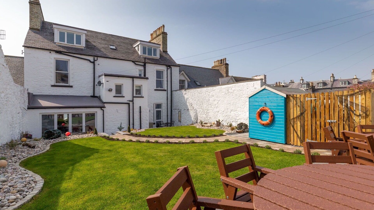 Portpatrick House | Wonderful private villa for 16 guests with WIFI, TV, patio and pets allowed