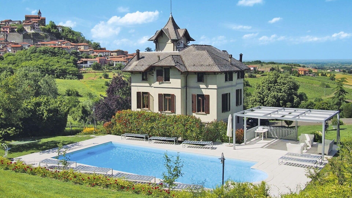 Sarezzano Villa | Wonderful private villa with hot tub, A/C, private pool, WIFI, TV, terrace, pets allowed and par.