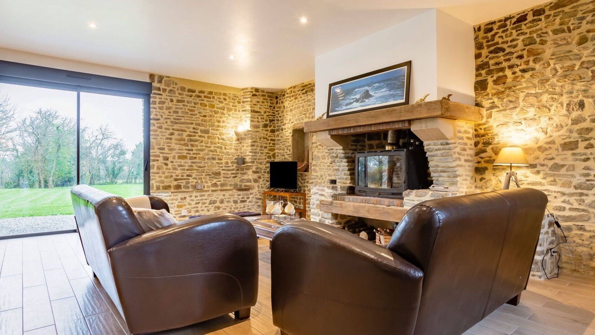 Surville House | Wonderful private villa for 4 guests with WIFI, TV, terrace, pets allowed and parking