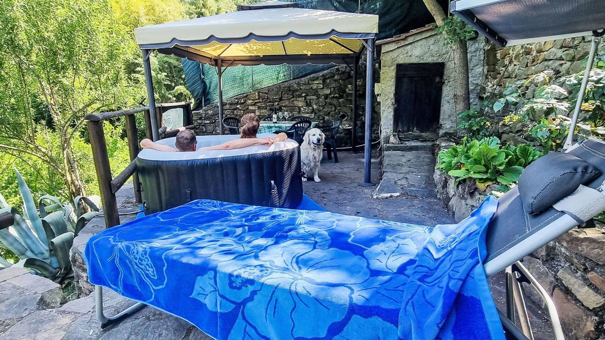 Montorgiali House | Wonderful private villa for 5 people with WIFI, A/C, hot tub, TV, patio and pets allowed