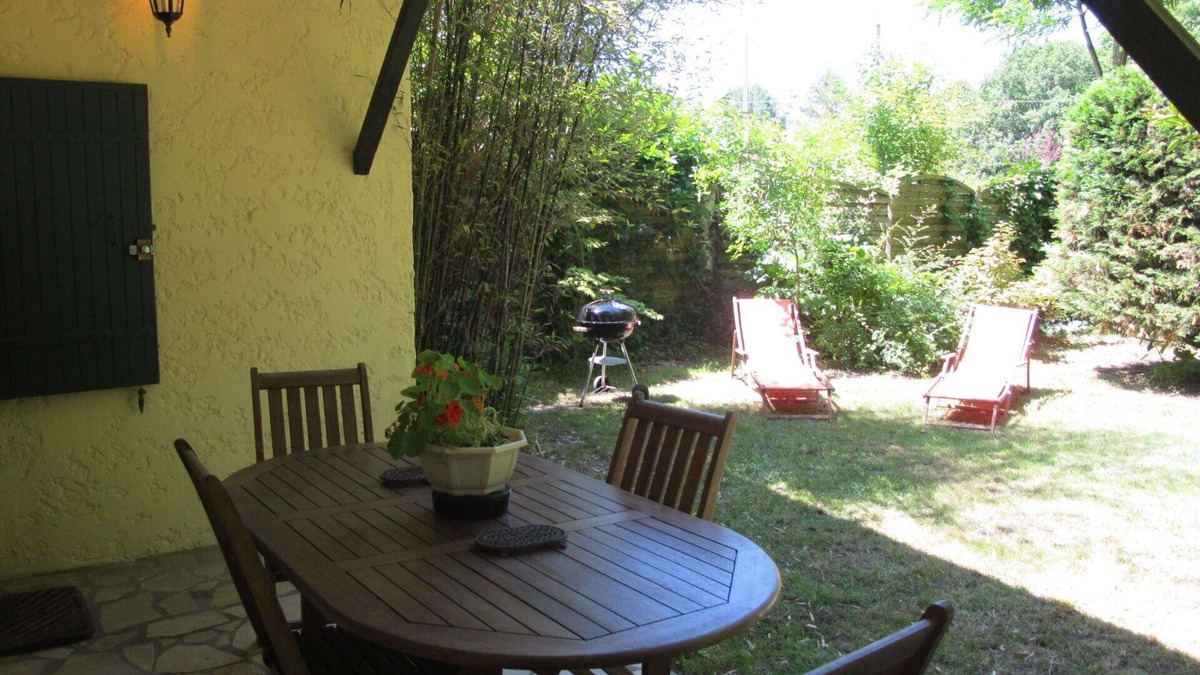 Queyrac House | Wonderful private villa for 4 guests with TV, terrace, pets allowed and parking