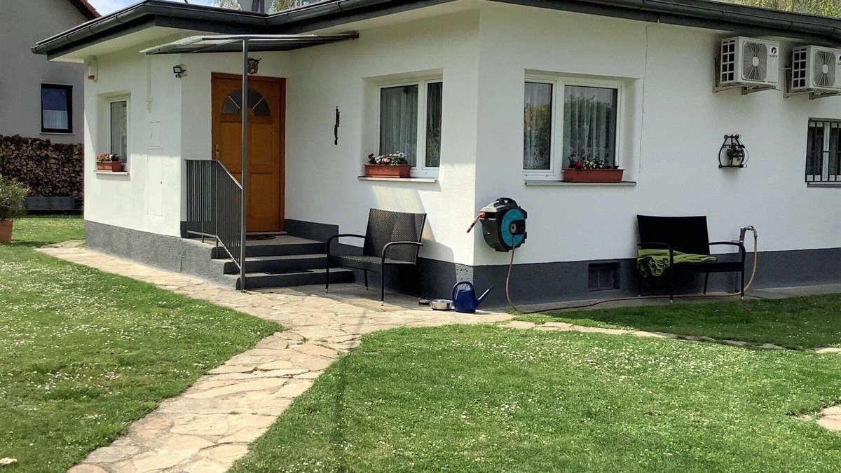 Floridsdorf House | Wonderful private villa for 4 guests with WIFI, A/C, TV, pets allowed and parking