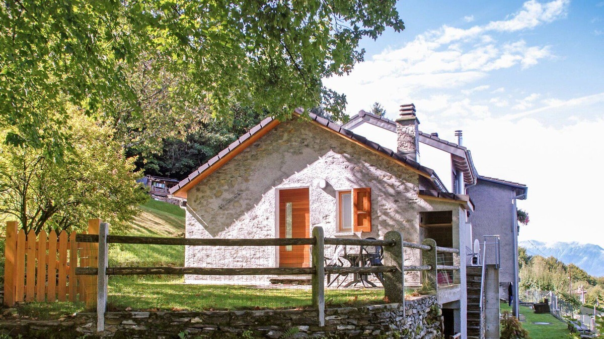Bellinzona House | Wonderful private villa for 2 guests with WIFI, panoramic view and parking