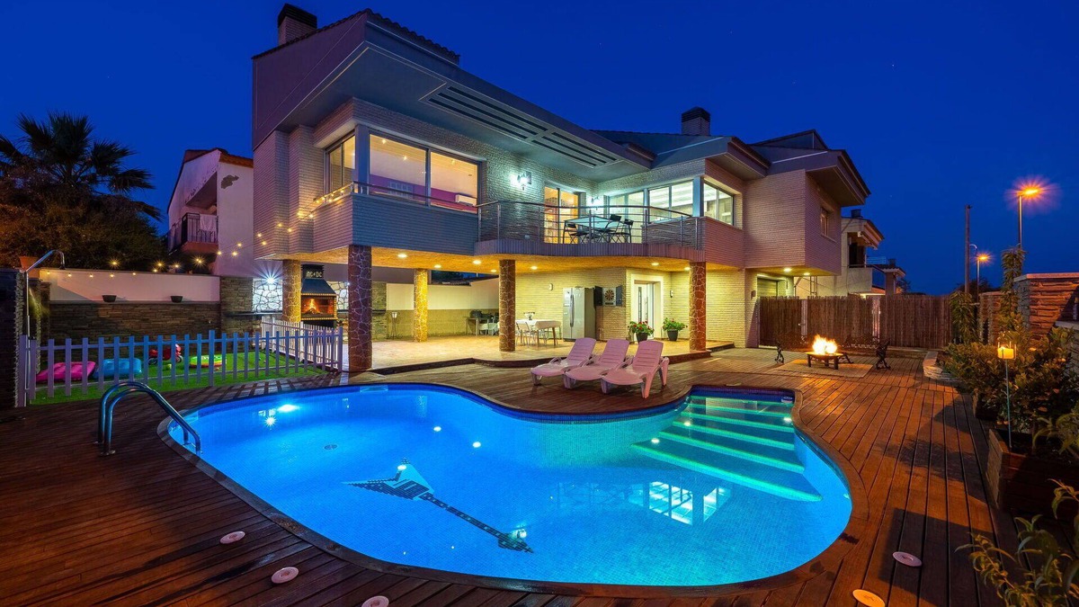 Reus Villa | Wonderful private villa for 8 guests with A/C, private pool, hot tub, WIFI, TV and patio