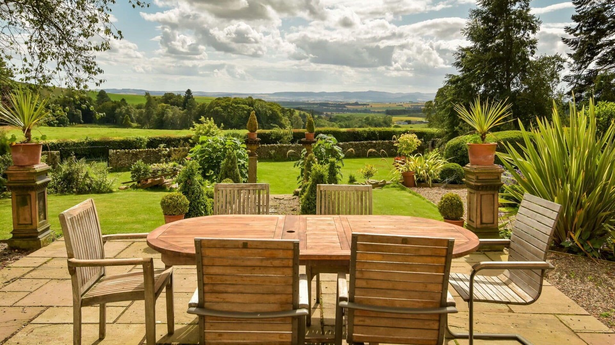 Kirriemuir Villa | Wonderful private villa for 10 guests with WIFI, patio and panoramic view