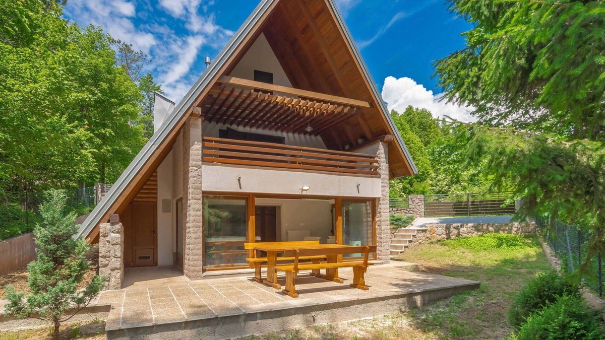 Lic House | Wonderful private villa for 4 guests with hot tub, A/C, WIFI, TV, terrace and parking