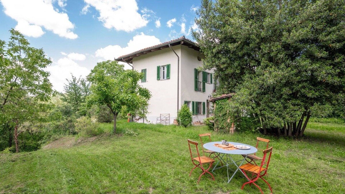 Soglio Villa | Wonderful private villa for 7 guests with TV, balcony and parking