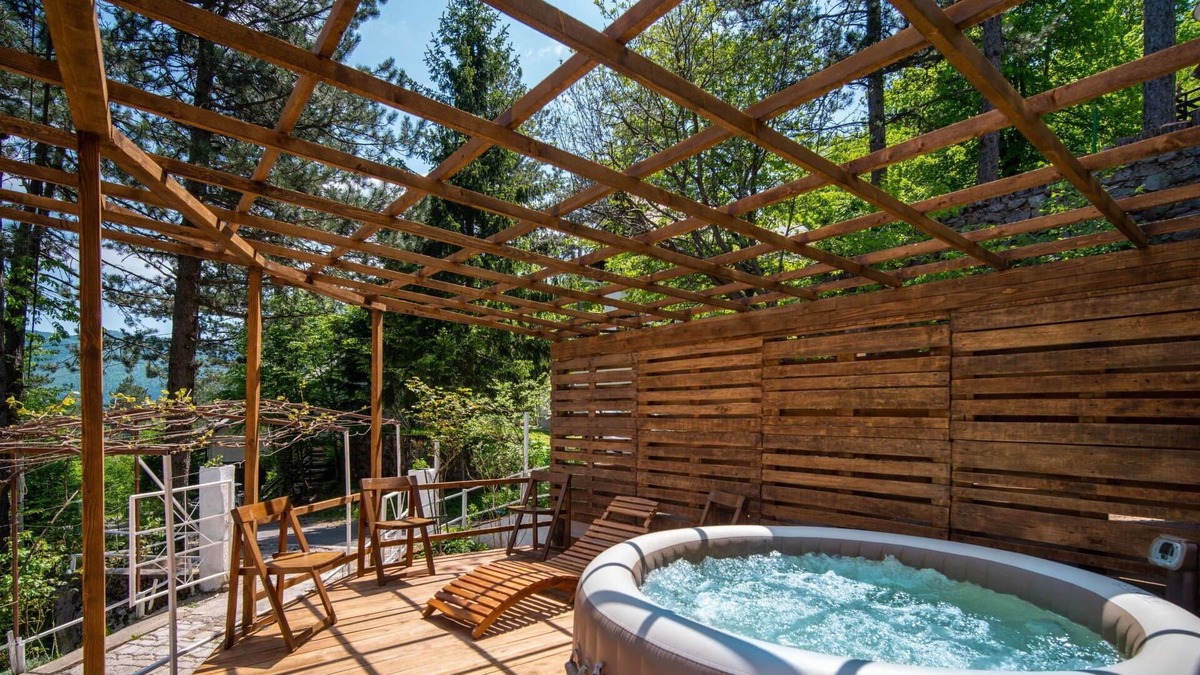 Lic House | Wonderful private villa with private pool, WIFI, hot tub, TV, terrace, pets allowed and parking