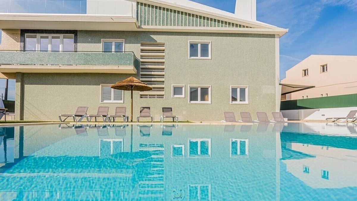 Charneca de Caparica e Sobreda Villa | Wonderful Portuguese Villa | 9 Bedrooms | Villa Luis Azul | Perfect for Larger Groups, Games Room & Sleeps 20 | Charneca de Caparica