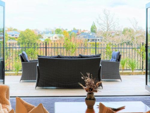 Hamilton House | Wonderful River View - Sunset Deck Retreat