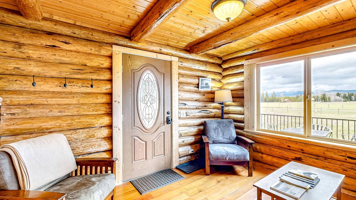 Polebridge Cabin | Wonderful rustic cabin with a full kitchen - near Glacier National Park