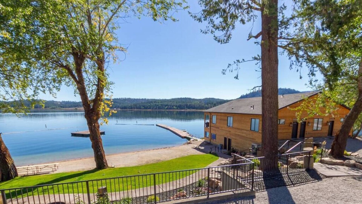 Valley House | Wonderful Triplex Unit With Spectacular Lake View!
