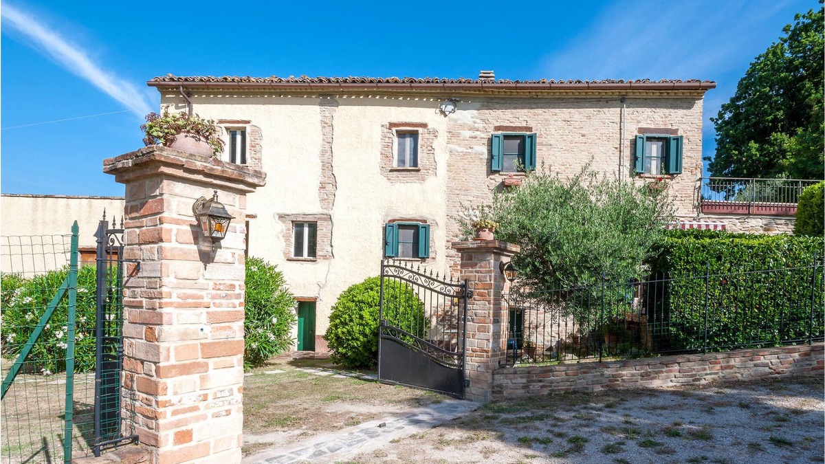 Monteguiduccio House | Wonderful vacation home in historical flair.