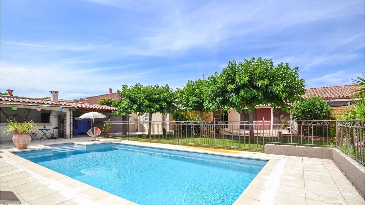 Fourques House | Wonderful vacation accommodation in quiet residential area near Arles.