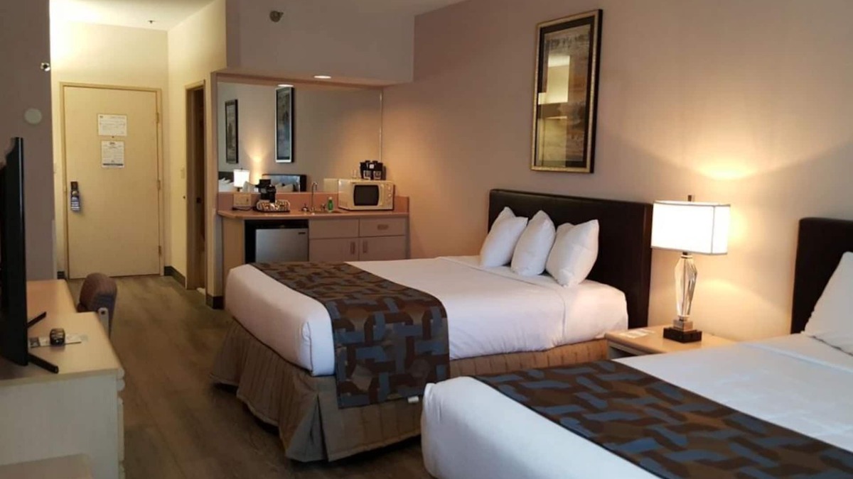 Elko Hotel | Wonderful Vacation Stay! Great Unit! Parking and Pool