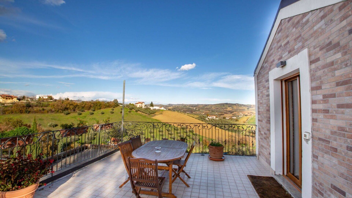 Collecorvino Villa | Wonderful villa for 6 people with A/C, WIFI, terrace and parking