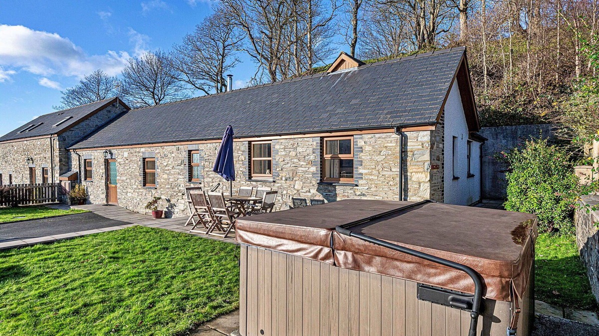 Glandyfi House | Wonderful villa for 6 guests with WIFI, hot tub, TV and pets allowed