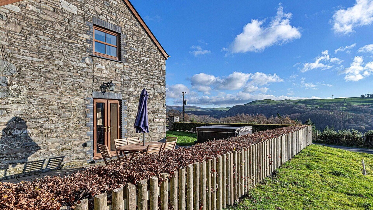 Glandyfi House | Wonderful villa for 6 guests with WIFI, hot tub, TV and pets allowed