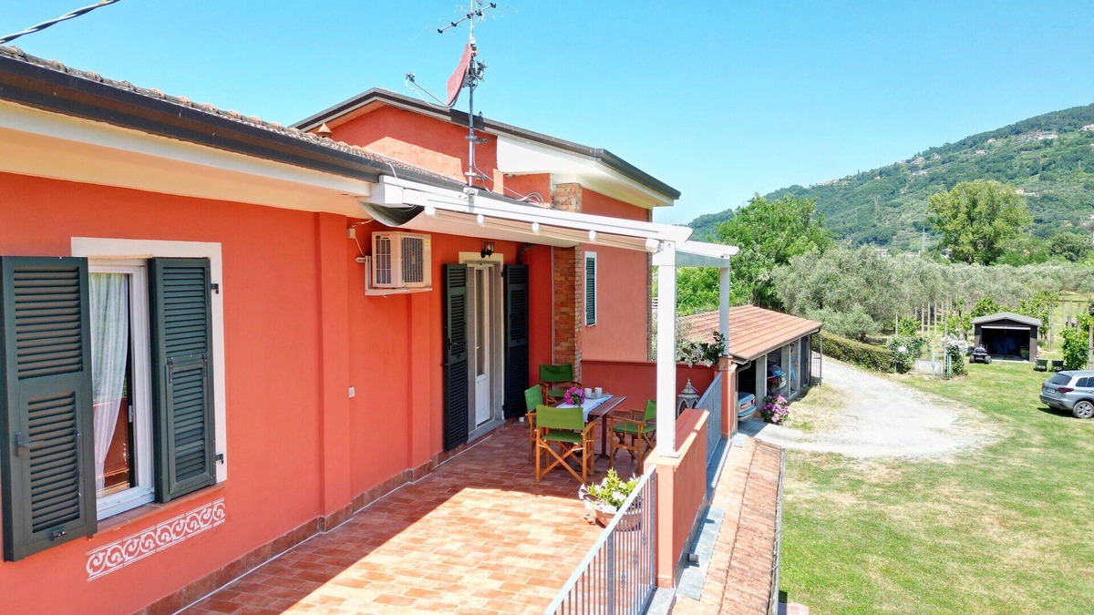 Aulla Villa | Wonderful villa for 4 guests with WIFI, A/C, TV, terrace and pets allowed, close to La Spezia