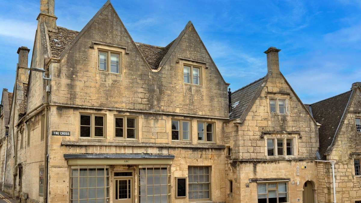 Painswick House | Wonderful villa for 19 people with WIFI, pool, TV, pets allowed and parking