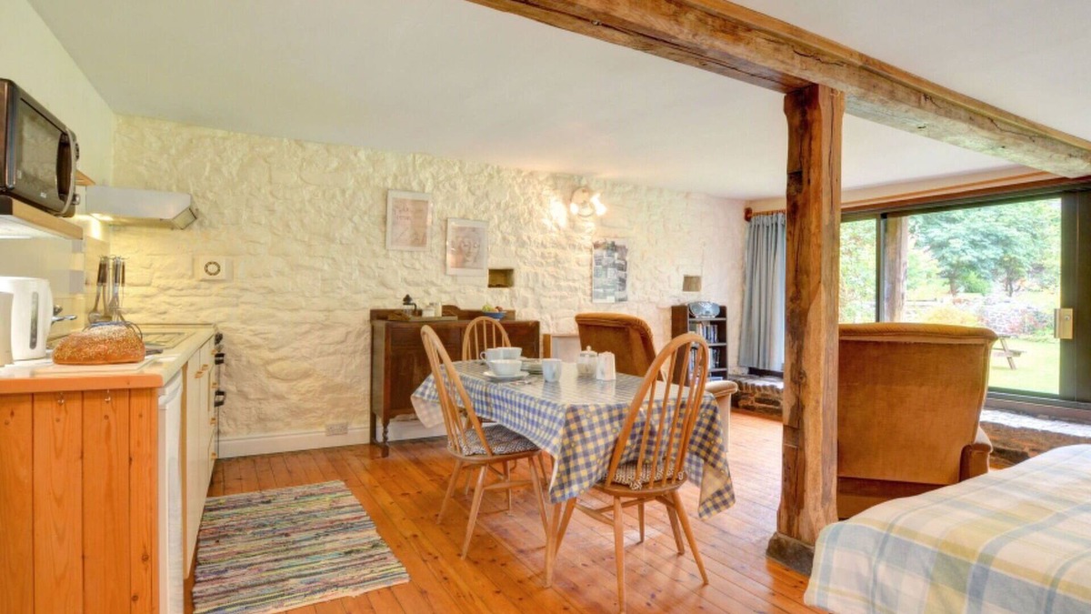 Builth Wells House | Wonderful villa for 2 guests with patio, panoramic view and parking